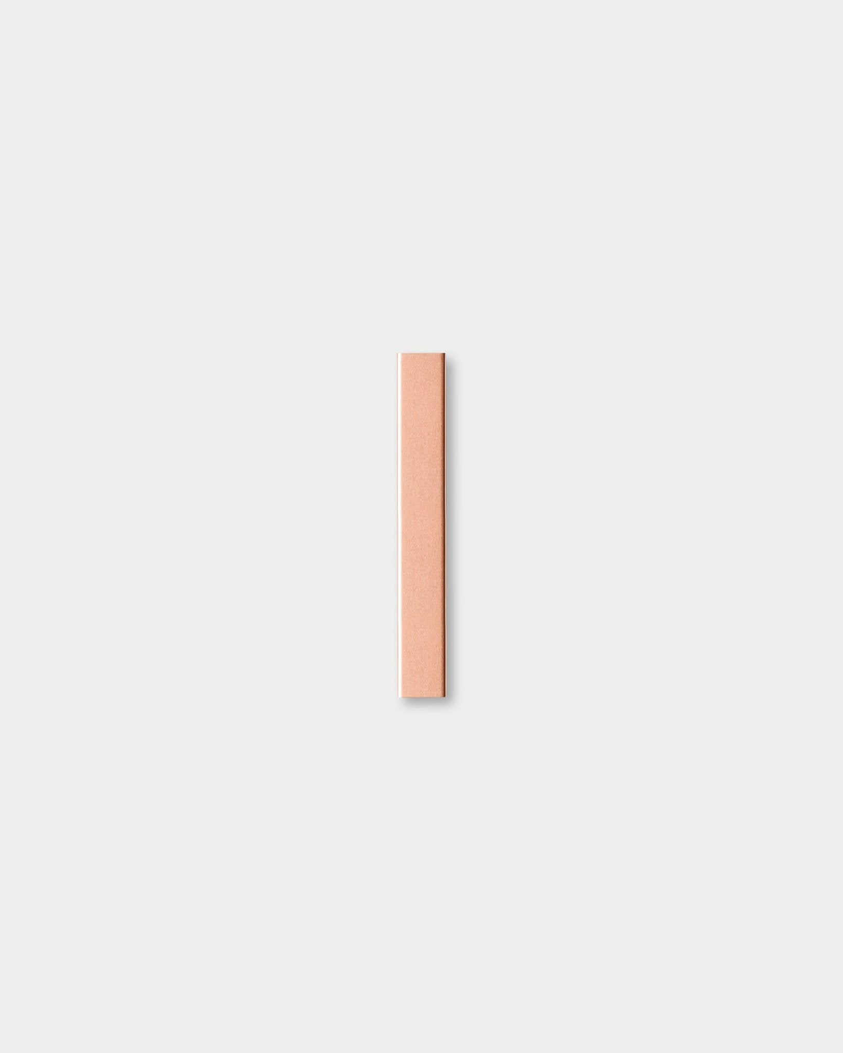 Das Akustikholzpaneel Liva | Cover / Copper von WoodUpp mit einer Größe von 20 cm ist mittig vor einem schlichten hellgrauen Hintergrund platziert.